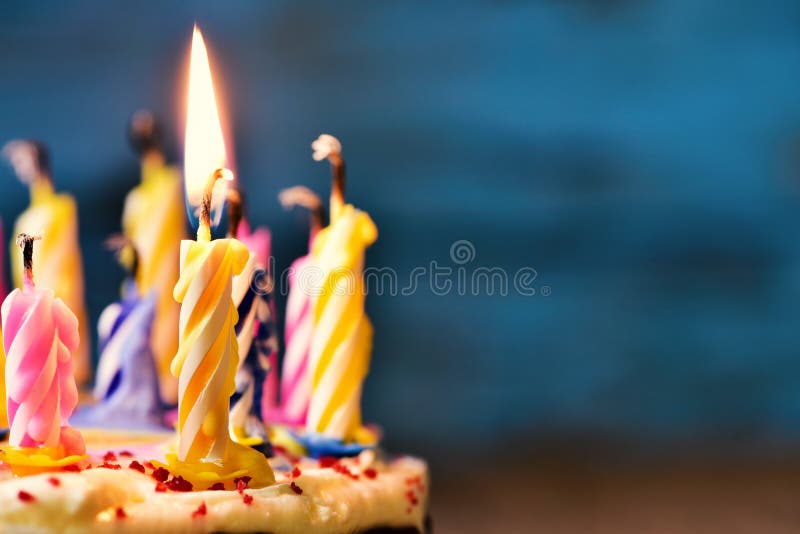 Soplar hacia fuera las velas de una torta fotos de archivo libres de regalías Soplar hacia fuera las velas de una torta fotos de archivo libres de regalías