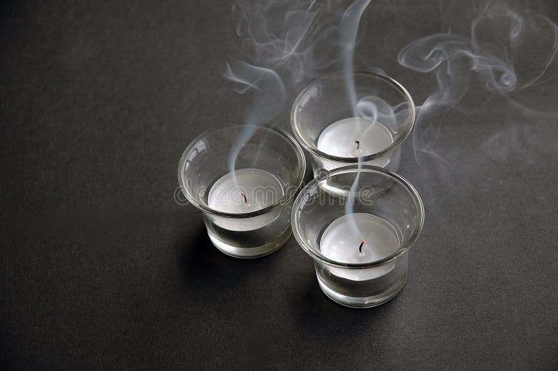 Soplar las velas de té imagenes de archivo