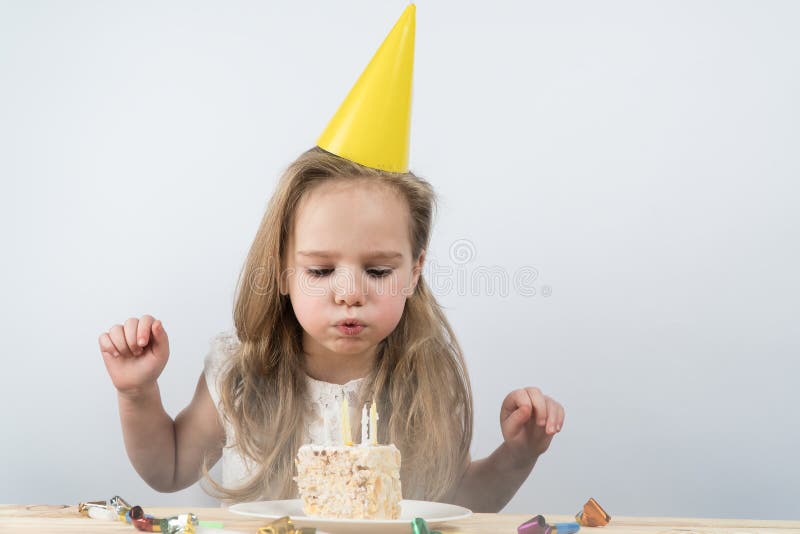Sople las velas hacen a un niño del cumpleaños del deseo