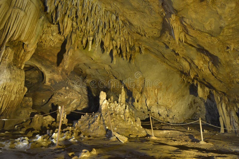 Soplenowie i stalagmity w jamie zdjęcia royalty free Soplenowie i stalagmity w jamie zdjęcia royalty free