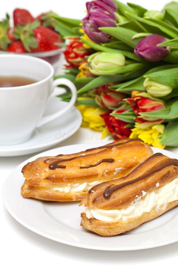 Soplo poner crema, fresa y taza frescos de té imágenes de archivo libres de regalías Soplo poner crema, fresa y taza frescos de té imágenes de archivo libres de regalías