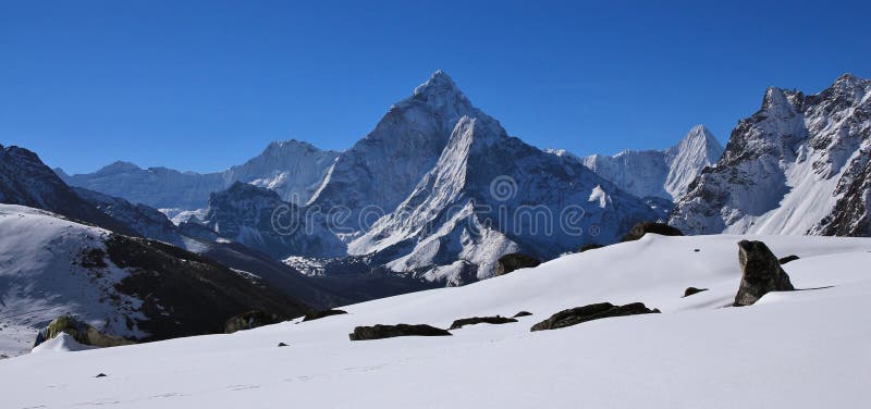 Soporte Ama Dablam y otras altas montañas fotografía de archivo libre de regalías Soporte Ama Dablam y otras altas montañas fotografía de archivo libre de regalías