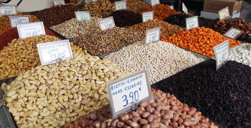 Soporte con los diferentes tipos de nueces en el mercado callejero en Atenas, Grecia fotografía de archivo Soporte con los diferentes tipos de nueces en el mercado callejero en Atenas, Grecia fotografía de archivo