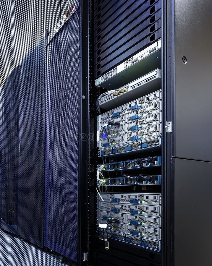 Soporte con los superordenadores del centro de datos moderno con la puerta abierta y las entrañas fotos de archivo libres de regalías Soporte con los superordenadores del centro de datos moderno con la puerta abierta y las entrañas fotos de archivo libres de regalías