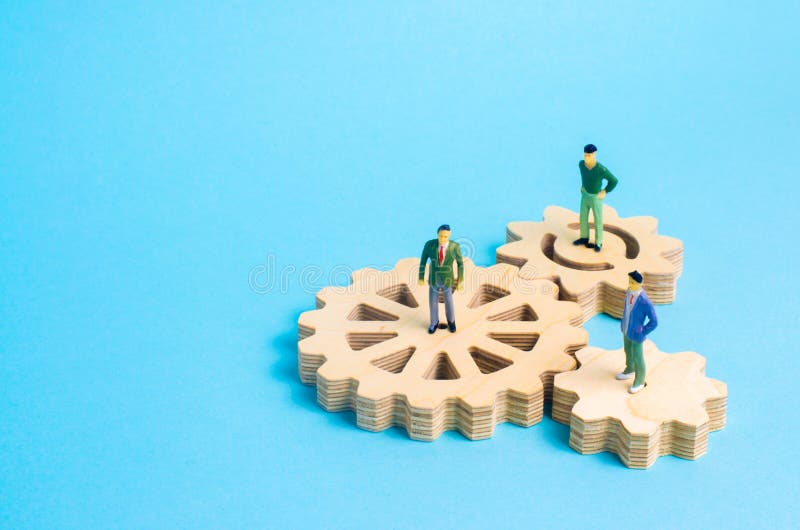 Soporte de la gente en los engranajes Concepto de ideas y de inversiones del negocio, cooperación y trabajo en equipo con los soc fotografía de archivo Soporte de la gente en los engranajes Concepto de ideas y de inversiones del negocio, cooperación y trabajo en equipo con los soc fotografía de archivo
