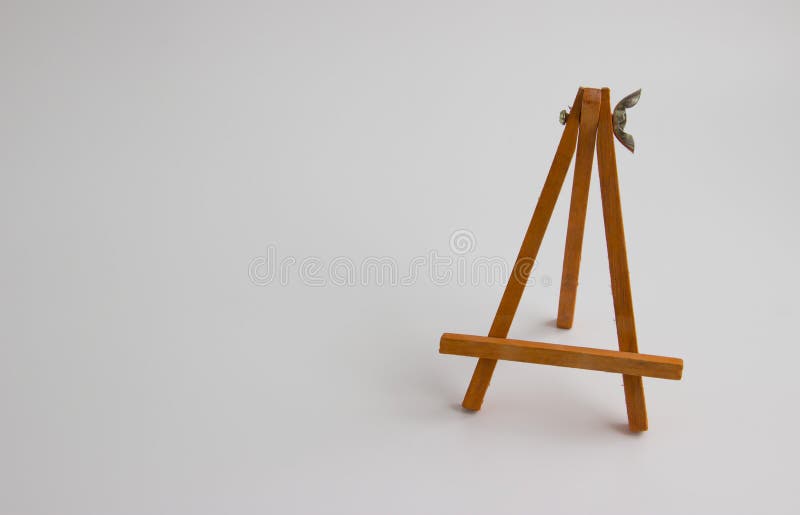 Soporte de madera para las imágenes y las fotos en un fondo ligero foto de archivo libre de regalías Soporte de madera para las imágenes y las fotos en un fondo ligero foto de archivo libre de regalías