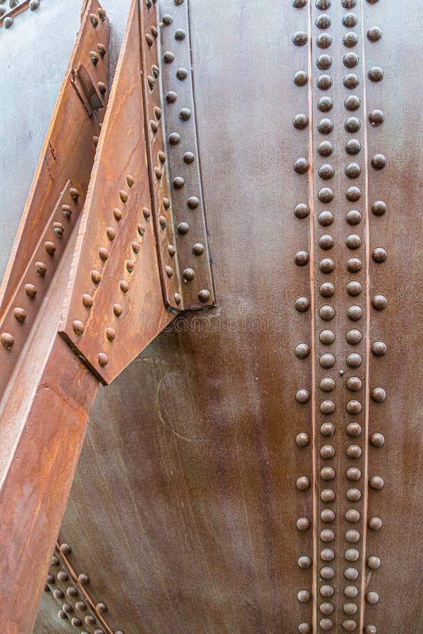 Soporte para el antiguo tanque de riego imágenes de archivo libres de regalías Soporte para el antiguo tanque de riego imágenes de archivo libres de regalías