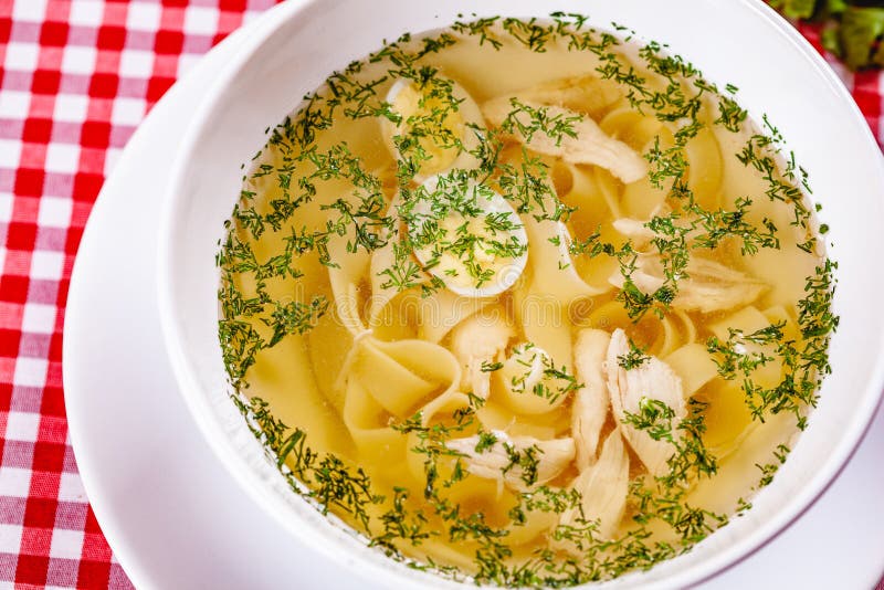 Soppa med höna, vaktelägget och pasta i den vita bunken royaltyfria foton Soppa med höna, vaktelägget och pasta i den vita bunken royaltyfria foton