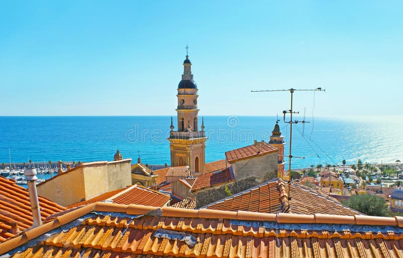 Sopra i tetti di Menton fotografie stock libere da diritti Sopra i tetti di Menton fotografie stock libere da diritti