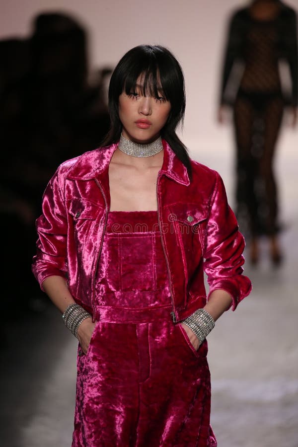 Sora Choi Walks the Runway at the Versace Show during Milan Fashion Week  Spring/Summer 2018 Editorial Stock Photo - Image of milan, walking:  133066323