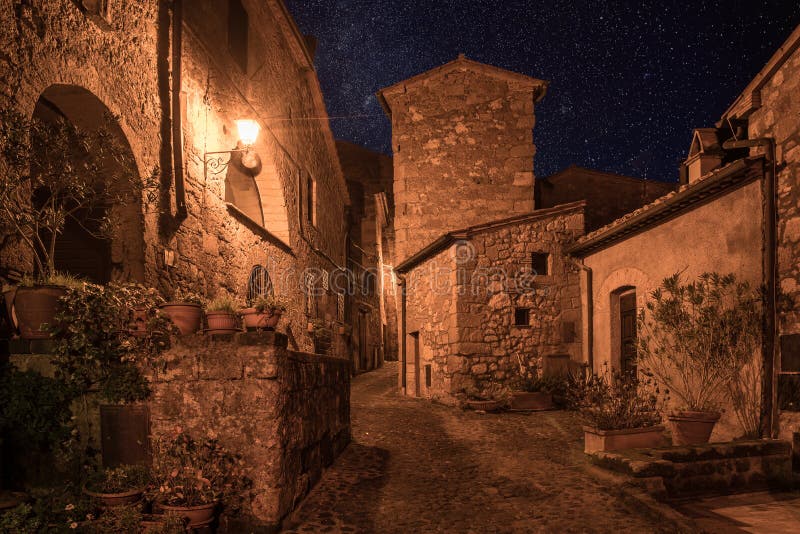 Sorano-Straße nachts stockfoto Sorano-Straße nachts stockfoto