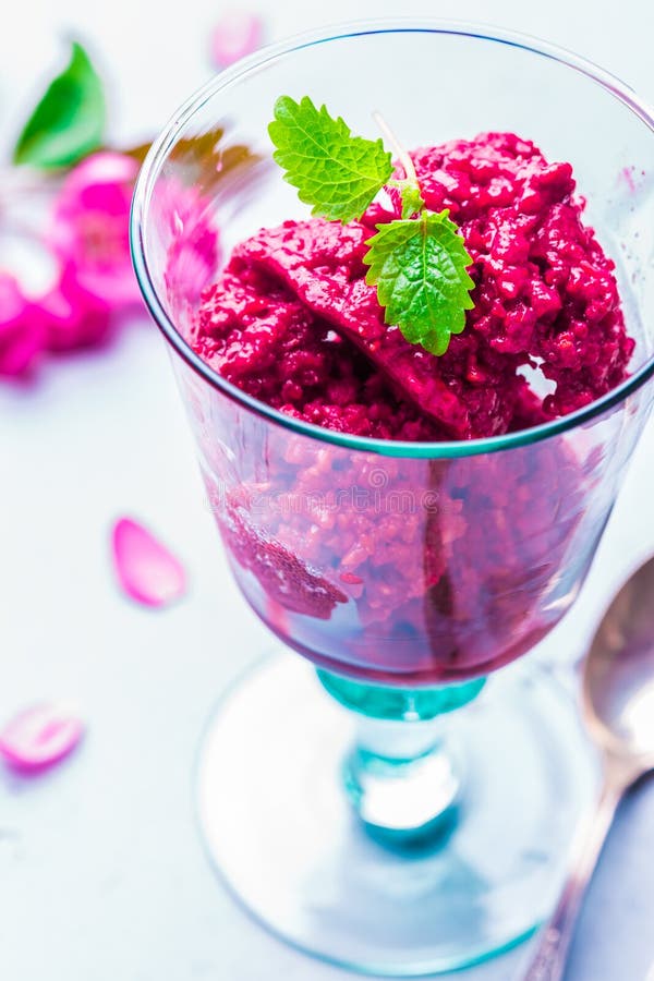 Sorbetto del lampone - freddo di estate, dessert fruttato di rinfresco fotografia stock Sorbetto del lampone - freddo di estate, dessert fruttato di rinfresco fotografia stock