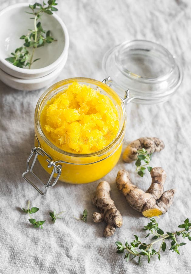 Sorbetto della curcuma del mango su un fondo leggero immagine stock libera da diritti Sorbetto della curcuma del mango su un fondo leggero immagine stock libera da diritti