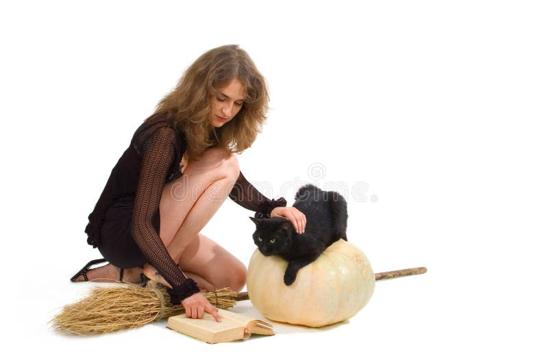 Sorcière avec le potiron, le balai et le chat noir photographie stock Sorcière avec le potiron, le balai et le chat noir photographie stock