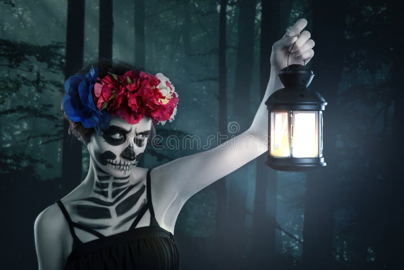 Sorcière de Veille de la toussaint Belle femme portant le charme de bâti de masque de muerte de Santa photographie stock Sorcière de Veille de la toussaint Belle femme portant le charme de bâti de masque de muerte de Santa photographie stock