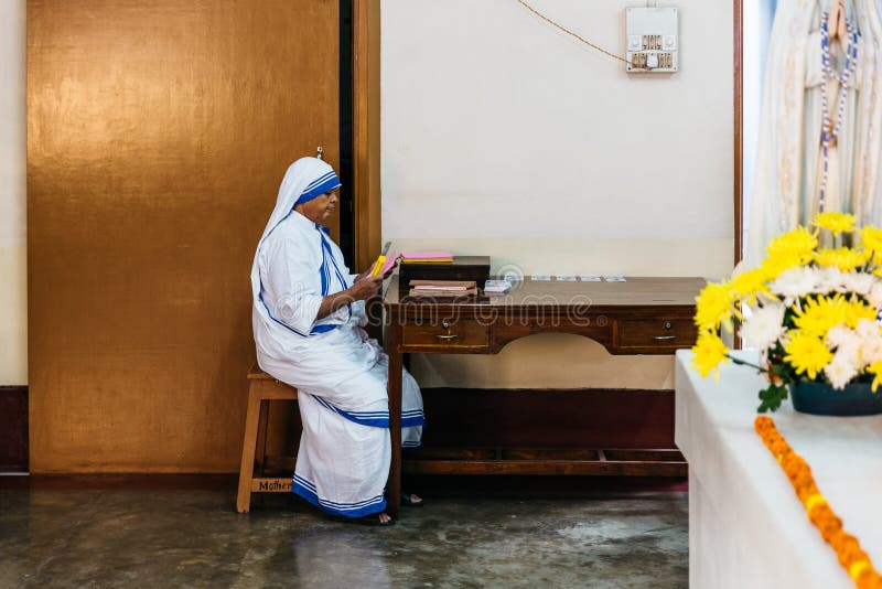 Sorella nella piccola chiesa dei missionari di carità in Calcutta, India immagine stock Sorella nella piccola chiesa dei missionari di carità in Calcutta, India immagine stock