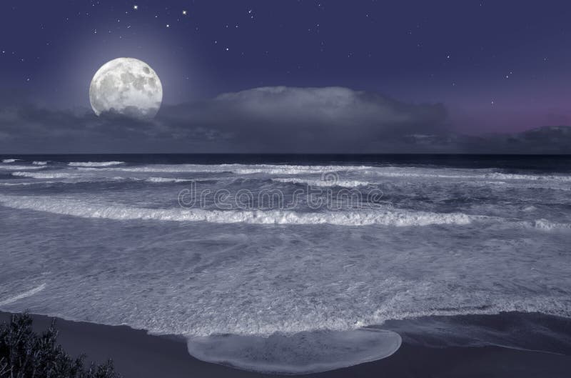 La Luna Sorge Dal Mare Sorgere Della Luna Sull'oceano Fotografia Stock - Immagine di moonrise
