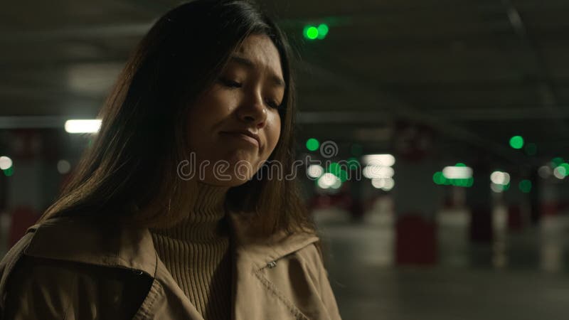 Sorglig asiatisk kvinna, kinesisk koreansk japansk, ung flicka som pratar i bilparkering, ledsen missnöjd royaltyfri fotografi