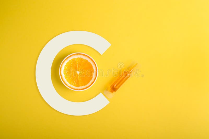Soro e cosméticos com vitamina C Óleo essencial das citrinas imagem de stock Soro e cosméticos com vitamina C Óleo essencial das citrinas imagem de stock