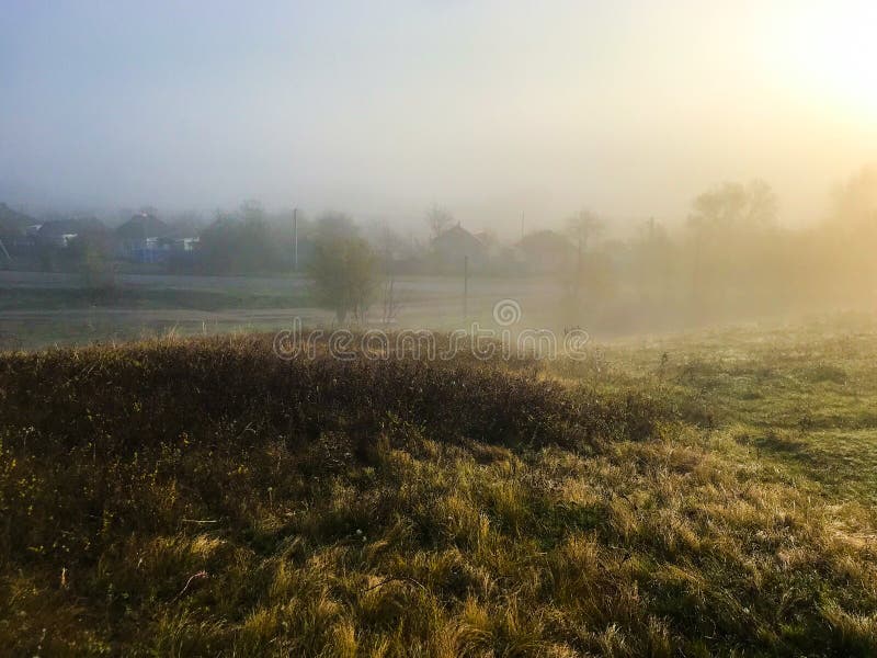 Sorprendente alba con una nebbia immagini stock Sorprendente alba con una nebbia immagini stock