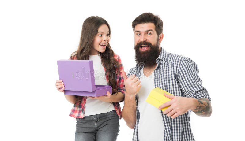 Sorprender a su hijo. feliz hijo y padre celebran fiesta. pequeña niña abierta caja de presentación. cuidado infantil. familia fel foto de archivo