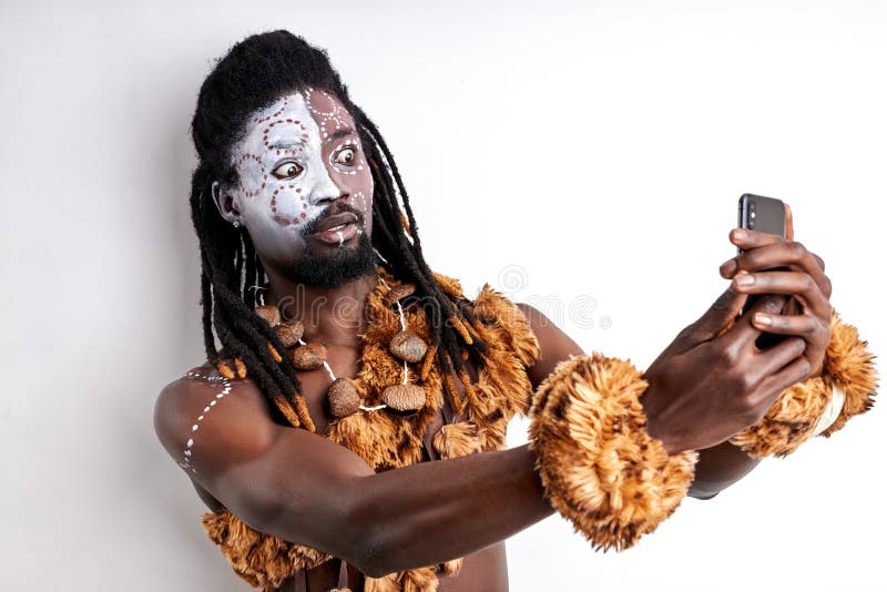 Sorprendido africano primitivo macho usando teléfono móvil fotografía de archivo