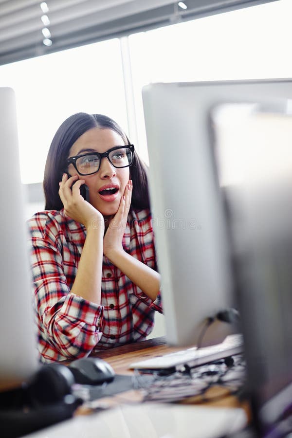 Sorpresa para una mujer de negocios y llamada telefónica en la oficina para comunicación de investigación o noticias con gafas. di imagen de archivo