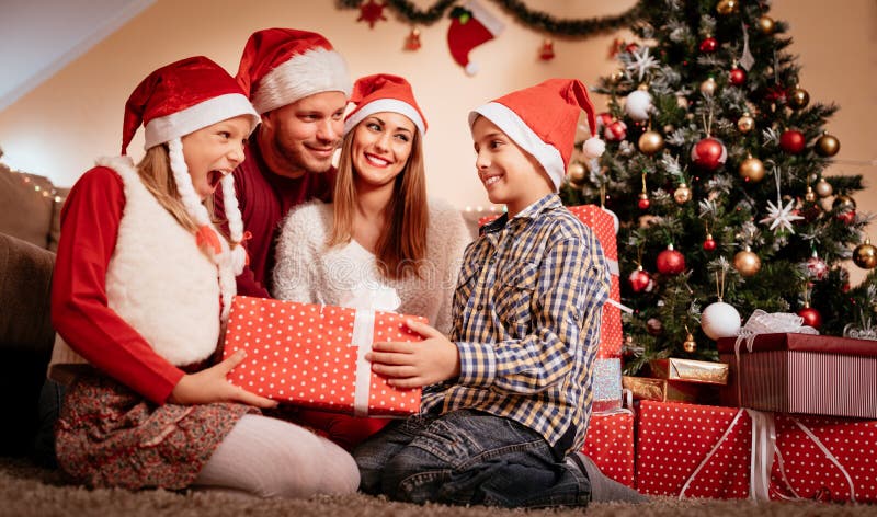 Regali Di Natale Per Mia Sorella.Sorpresa Per Mia Sorella Fotografia Stock Immagine Di Ragazzo 102637536