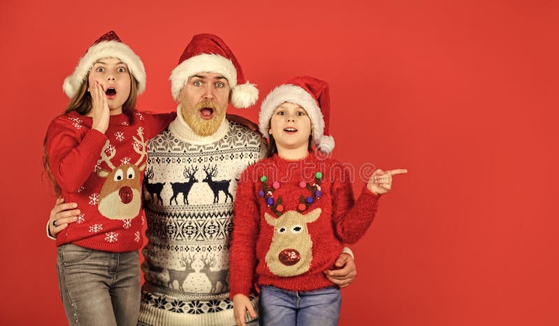 Sorprese celebrano natale natale. le bambine amano il padre. papà abbraccia le figlie. Uomo di santa barbuto coi bambini fotografia stock libera da diritti