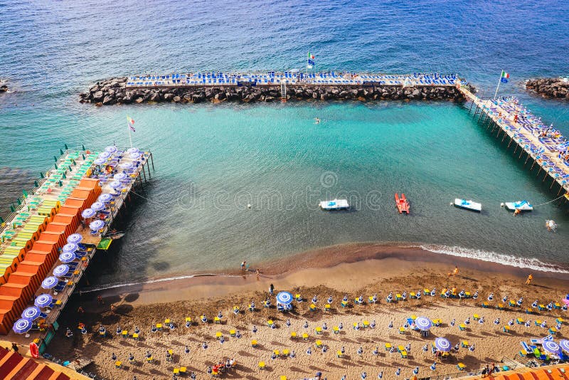 Sorrento lata piaska sztuczna plaża z kamieniami falochrony na spokojnym błękitnym morzu Włochy fotografia stock Sorrento lata piaska sztuczna plaża z kamieniami falochrony na spokojnym błękitnym morzu Włochy fotografia stock