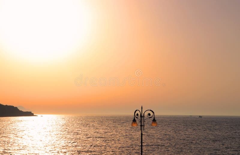 Sorrento pfirsichfarbener Sonnenuntergang Dämmerung über dem ruhigen Tyrrhenischen Meer Friedliche Sommerlandschaft Italien, Amal stockbilder Sorrento pfirsichfarbener Sonnenuntergang Dämmerung über dem ruhigen Tyrrhenischen Meer Friedliche Sommerlandschaft Italien, Amal stockbilder
