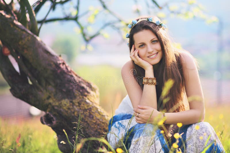 Sorridendo e donna allegra nel prato di primavera immagini stock
