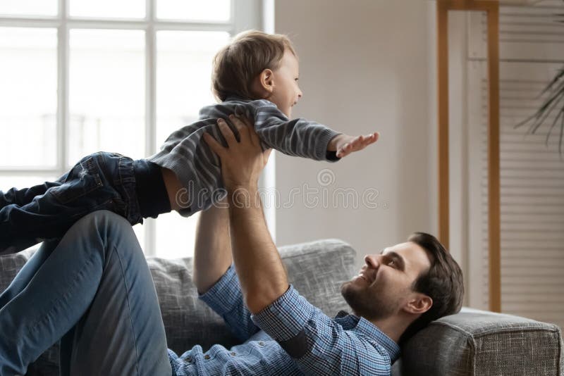 Menina sorridente, deitada no sofá confortável, desfrutando de