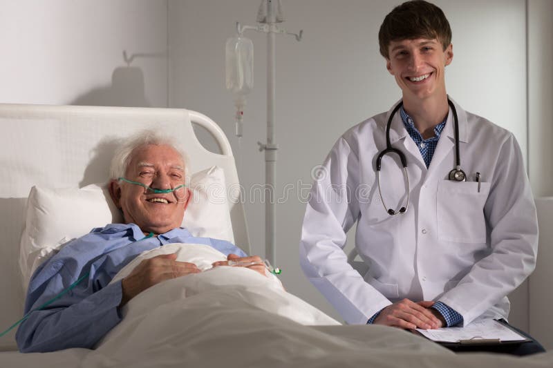 Sorridere dell'uomo più anziano e di medico fotografia stock Sorridere dell'uomo più anziano e di medico fotografia stock