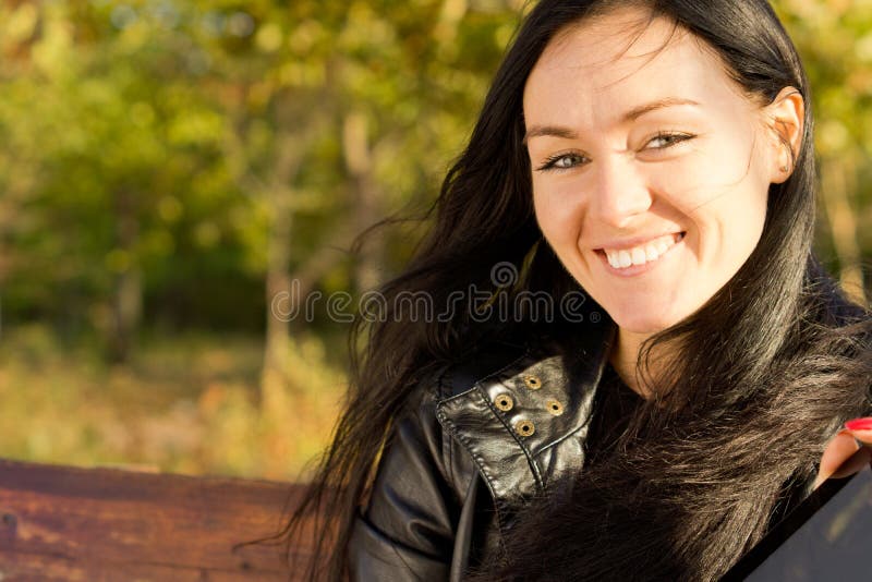 Sorridere della giovane donna fotografia stock libera da diritti Sorridere della giovane donna fotografia stock libera da diritti