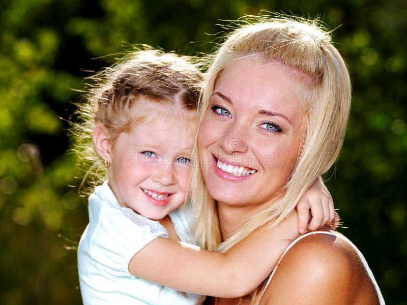 Sorridere e bella madre e piccola figlia fotografia stock libera da diritti