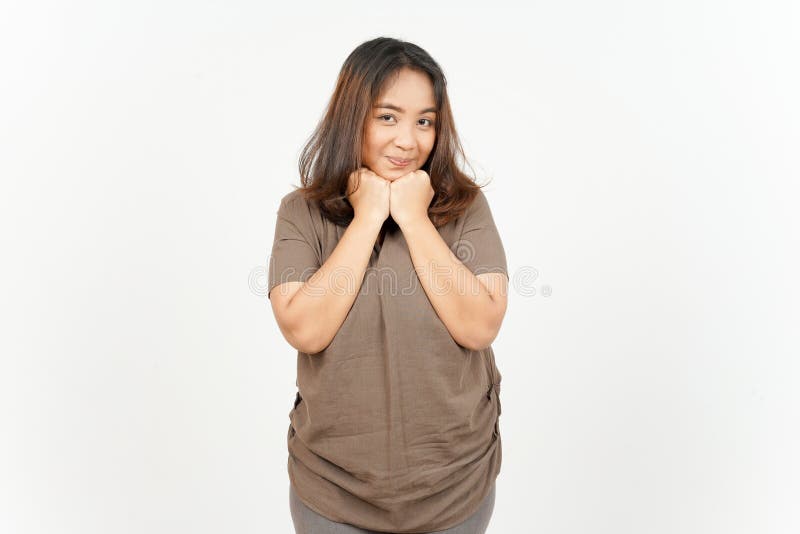Sorridere e guardare la foto di una bella donna asiatica isolata su sfondo bianco fotografia stock