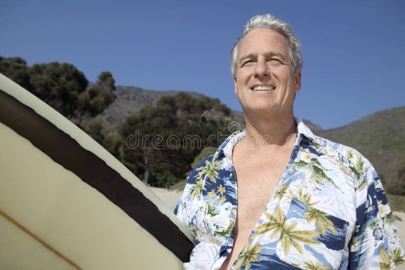 Sorridere maschio del surfista immagine stock libera da diritti Sorridere maschio del surfista immagine stock libera da diritti