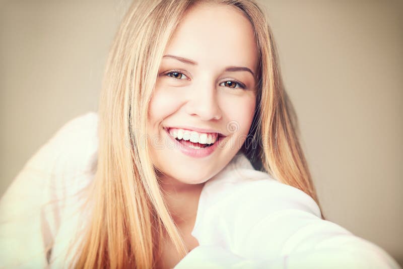 Sorridere teenager della ragazza fotografia stock libera da diritti Sorridere teenager della ragazza fotografia stock libera da diritti