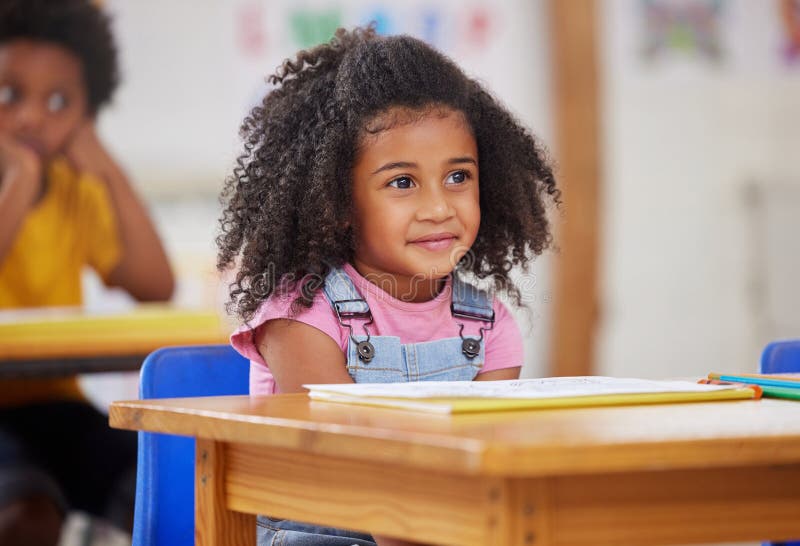 Sorridete bambini e rilassatevi con un libro in classe per imparare attività di disegno e tornare a scuola. Studentessa e fotografie stock libere da diritti