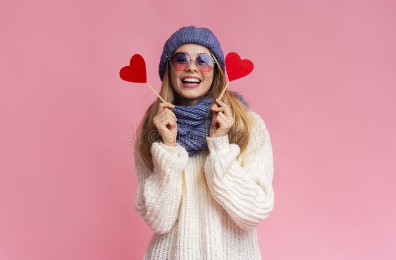 Sorridi bella ragazza invernale con occhiali da sole con cartoncino rosso fotografie stock libere da diritti Sorridi bella ragazza invernale con occhiali da sole con cartoncino rosso fotografie stock libere da diritti