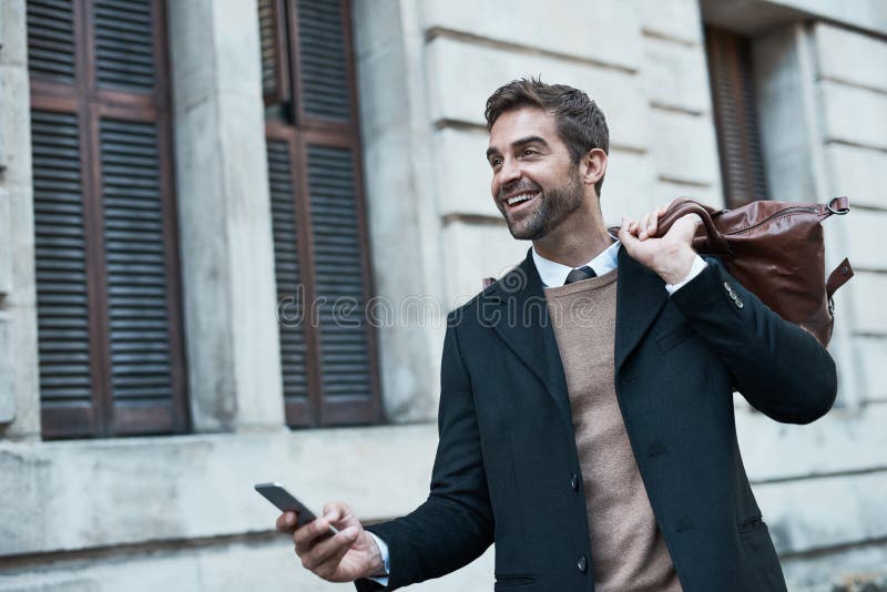 Sorridi da viaggio e uomo con borsa per cellulare o che cammina per strada online o che scrive su app per pendolare. Facile da usa immagini stock