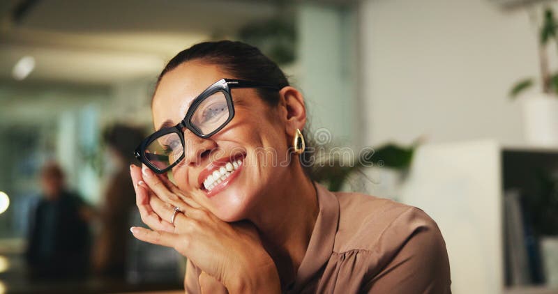 Sorridi mentalità e imprenditrice con visione creativa o scadenza notturna. Soluzione ideale e lavoratore immagini stock
