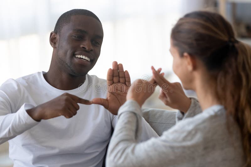 Sorrischiare amici multirazziali parlare usando il linguaggio dei segni