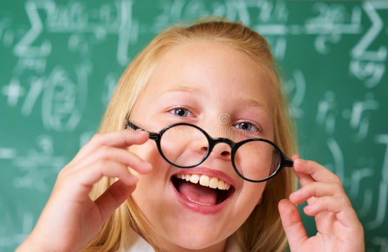 Sorrisi eccitati e ritratti di bambini studenti in classe con occhiali a bordo per la lezione o lo studio. istruzione fotografia stock