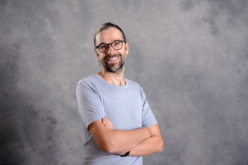 Sorriso amigável do homem novo imagem de stock royalty free Sorriso amigável do homem novo imagem de stock royalty free