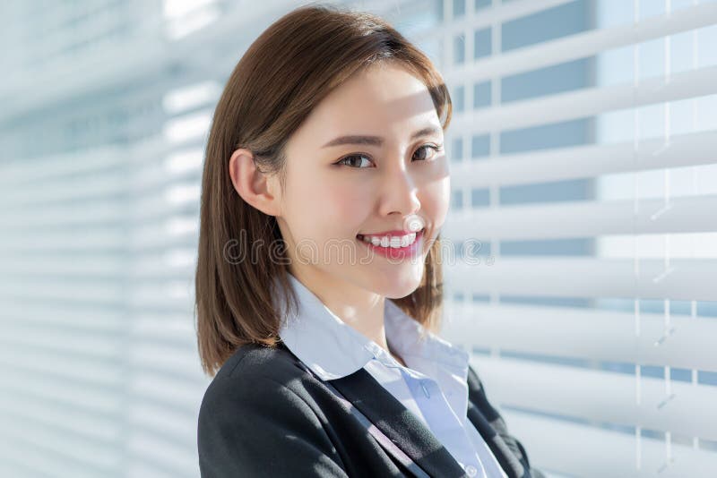 Sorriso asiatico della donna di affari voi fotografia stock Sorriso asiatico della donna di affari voi fotografia stock