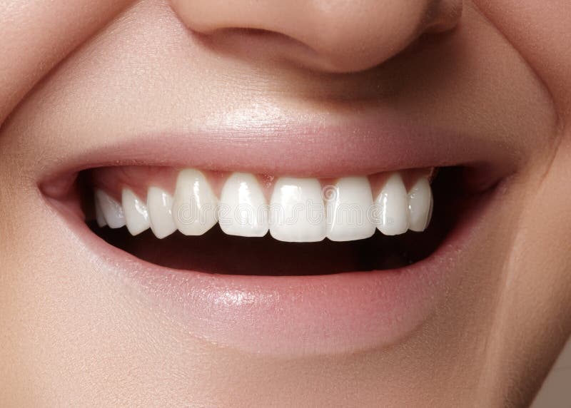 Sorriso bonito com dentes do alvejante Foto dental Close up macro da boca fêmea perfeita, rutine do lipscare imagem de stock Sorriso bonito com dentes do alvejante Foto dental Close up macro da boca fêmea perfeita, rutine do lipscare imagem de stock
