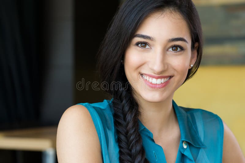 Sorriso bonito da mulher nova foto de stock Sorriso bonito da mulher nova foto de stock