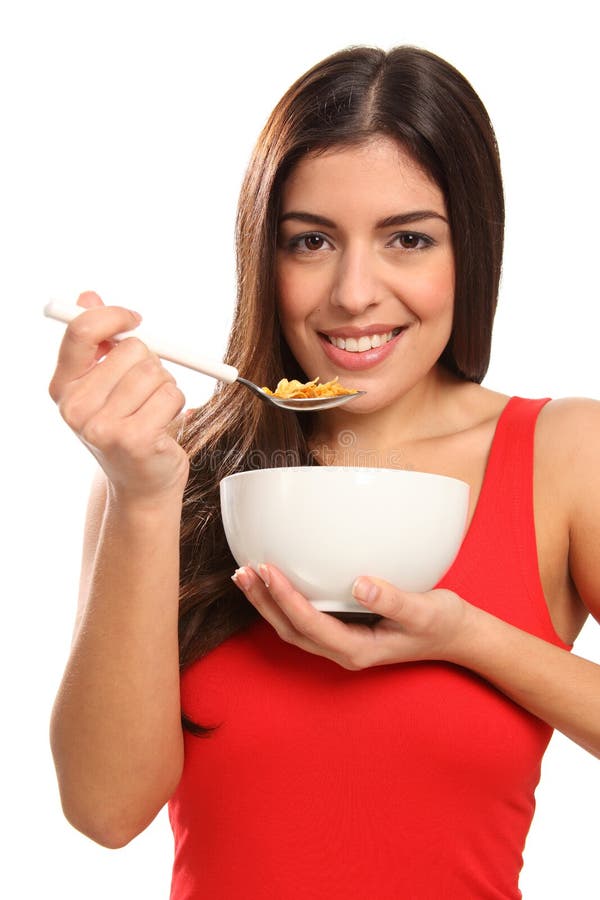 Sorriso bonito da rapariga que come o cereal de pequeno almoço fotos de stock Sorriso bonito da rapariga que come o cereal de pequeno almoço fotos de stock